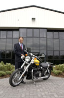 Bruno Tagliaferri et Speedmaster devant l'usine Triumph