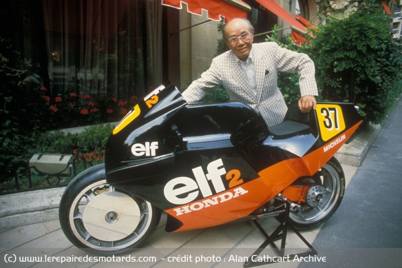 Soichiro Honda pose fièrement avec l'ELF2