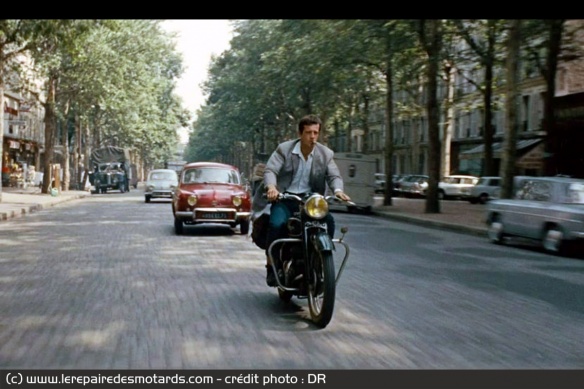 Belmondo dans les rues de Paris sur la Triumph TRW