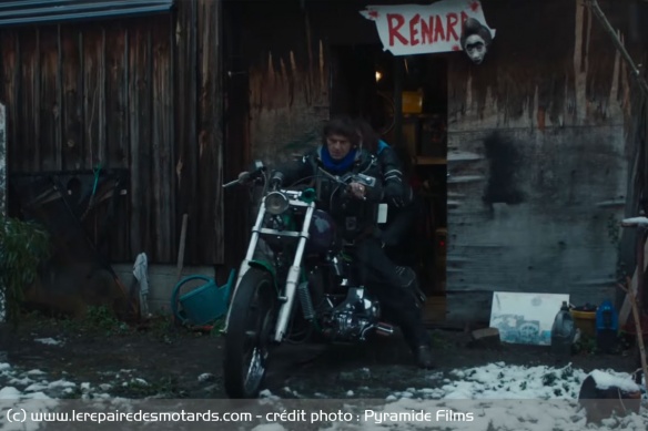 Michel et Léo avec la Harley customisée