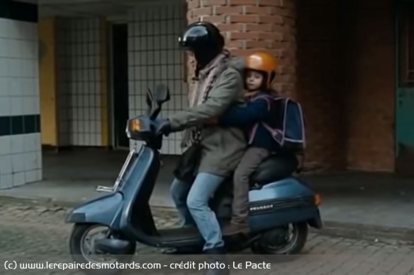 Katie sur son Peugeot Metropolis 50 avec Lisa