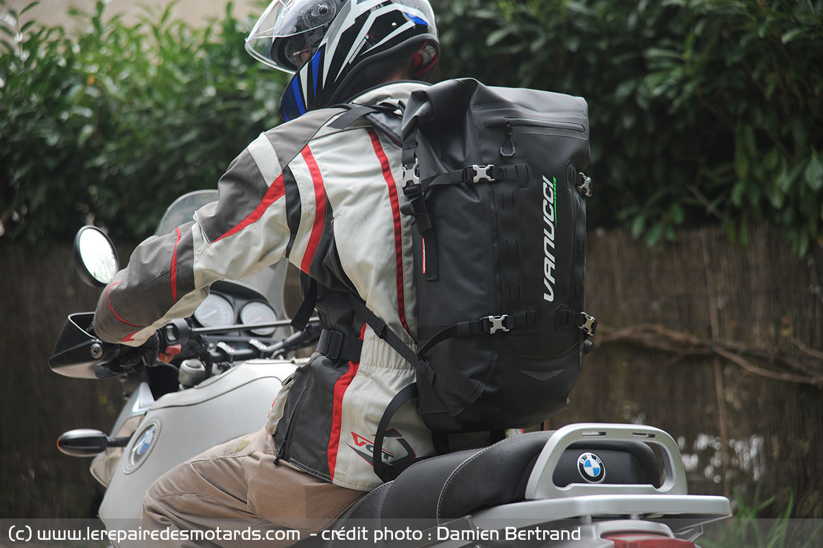 Rouler à moto avec un sac à dos 