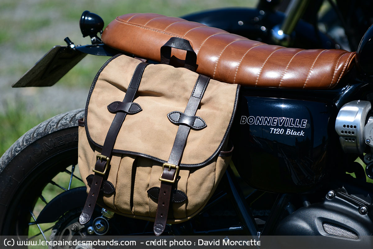 Comment transporter un casque supplémentaire sur une moto?