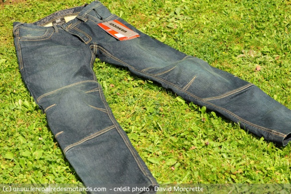 Des jeans motos souvent marqués par leurs coutures très visibles aux genoux