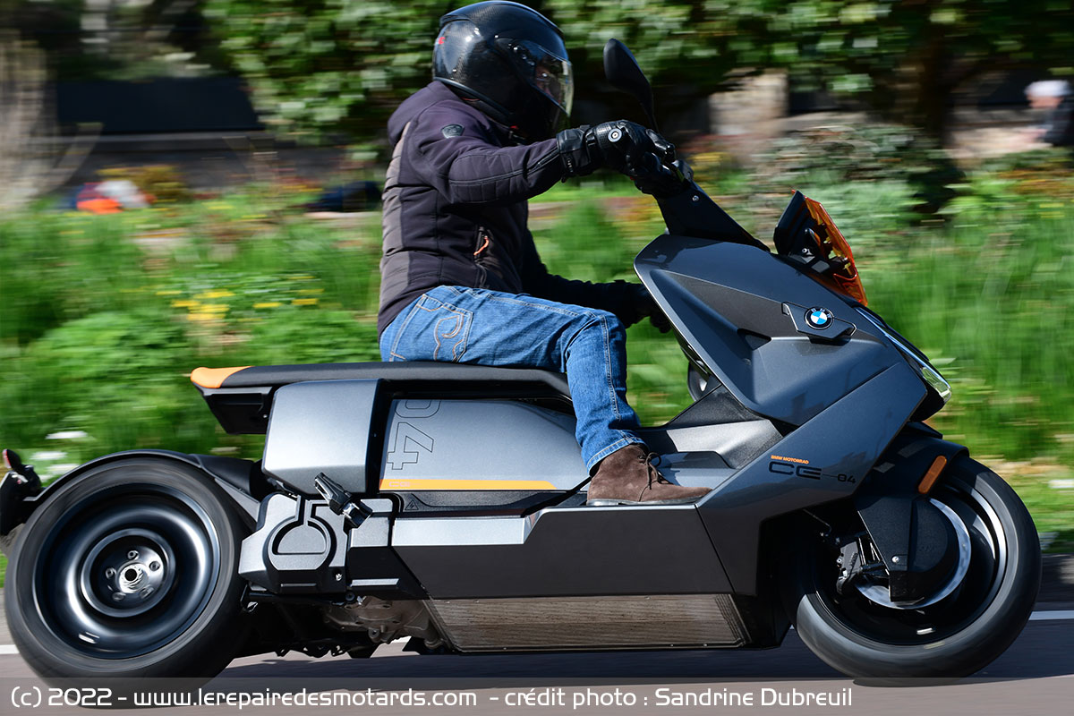 Essai - Avec le scooter électrique CE-04, BMW redessine les contours de la  mobilité douce