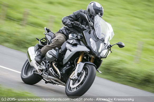 BMW R1200RS sur départementale