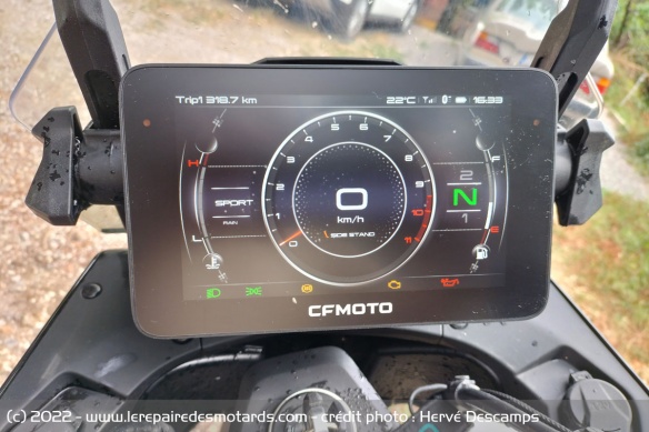 Le compteur TFT de la CFMoto 800 MT Touring