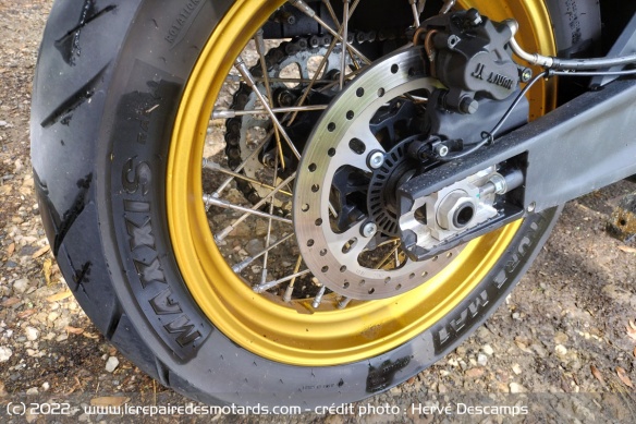 Les jantes à rayons sont chaussées de pneus Maxxis