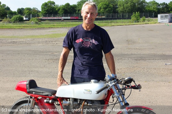 Ian Griffiths et sa Ducati 350, bien différente dans le fonds