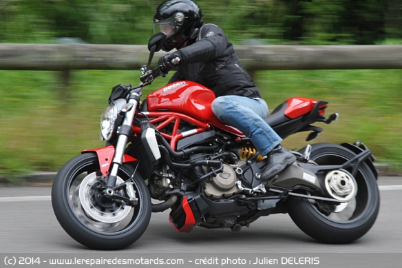 Ducati Monster 1200 sur autoroute