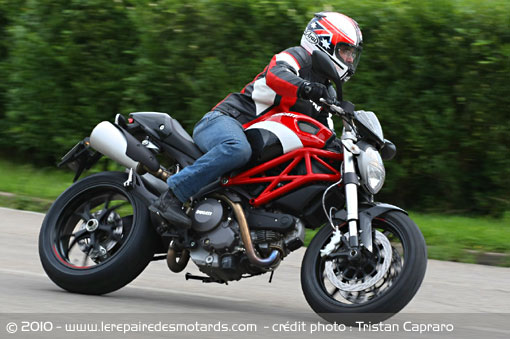 Ducati Monster 796 sur départementale