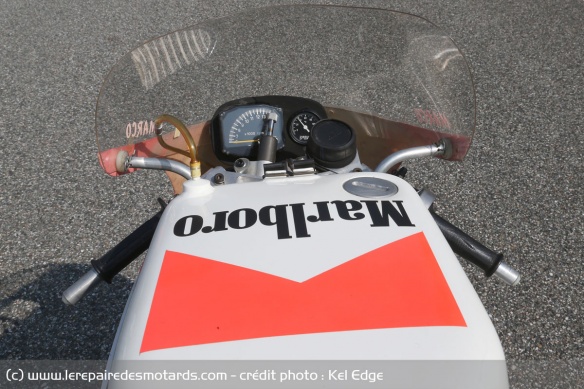 Selle haute et guidon bas n'aident pas à la maniabilité