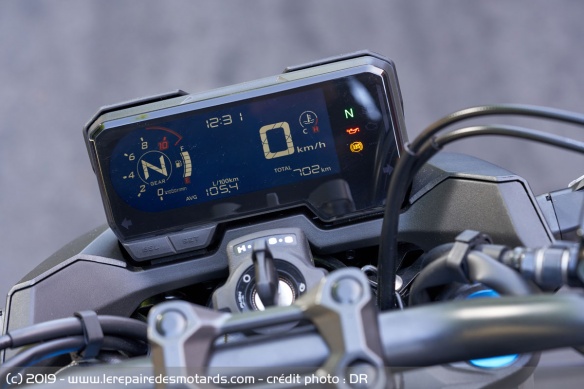 Le compteur de la Honda CB500F, identique sur les deux autres modèles
