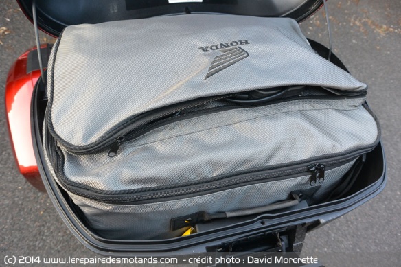 Les bagages dans le top-case et les valises latérales de la Honda CBF 1000 F