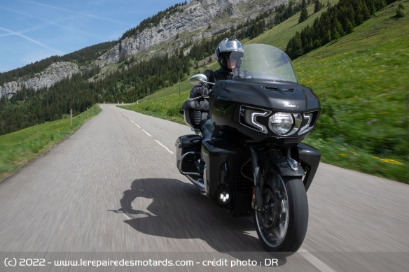 La moto reste parfaitement stable au légal autoroutier