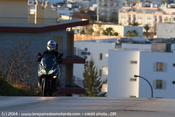Essai scooter Kawasaki J300 dans les rues du Portugal