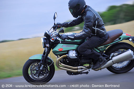 Moto Guzzi Griso 1200 8V SE sur nationale