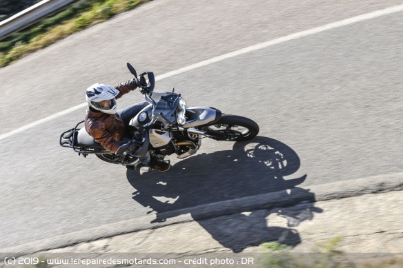 La Guzzi se montre très maniable à basse vitesse