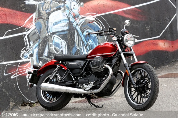 Moto Guzzi V9 dans son coloris rouge