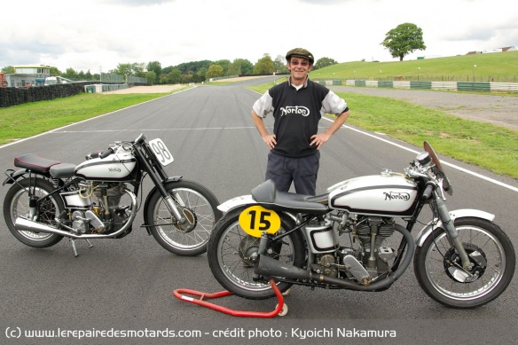 George Cohen avec ses Daytona Manx de 1948 et 1952