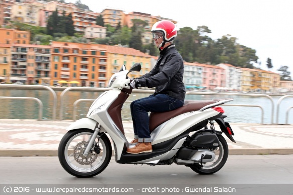 scooter Piaggio Medley 125 en ville