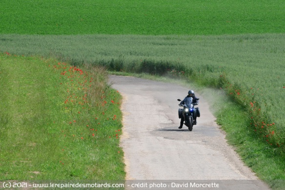 La Yamaha Tracer 7 GT un peu moins trail que la Suzuki V-Strom 650 XT