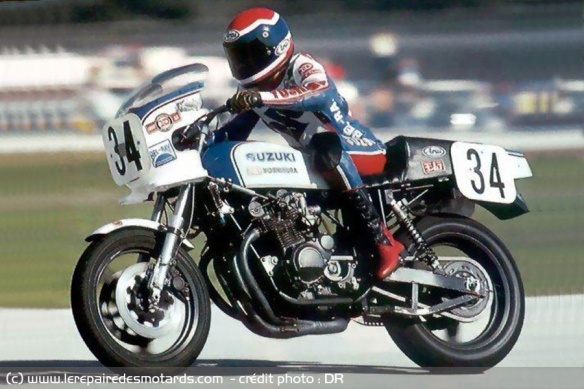 Wes Cooley (double champion AMA 79/80) en action. La GS 1000 S ressemble comme deux gouttes d'eau à la moto du champion américain, d'où son surnom de « Wes Cooley Replica »...