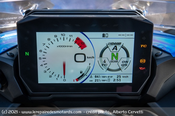 L'écran de bord TFT couleur de la Suzuki GSX-S 1000 GT