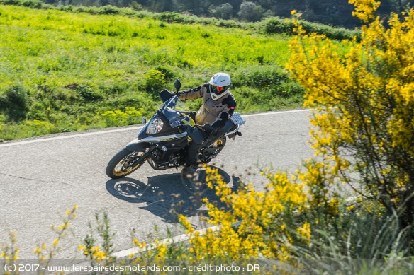 La V-Strom 650 XT sur départementale