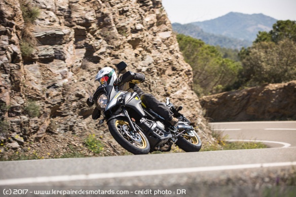 La Suzuki V-Strom 650 XT en virage