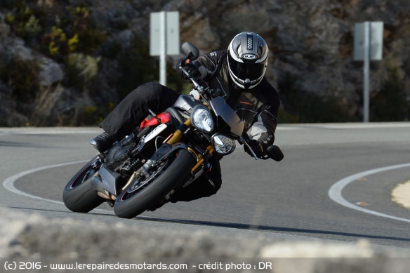 Triumph 1050 Speed Triple sur départementale