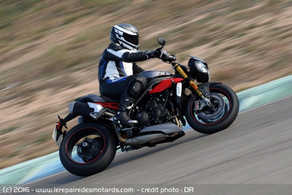 Triumph 1050 Speed Triple sur nationale