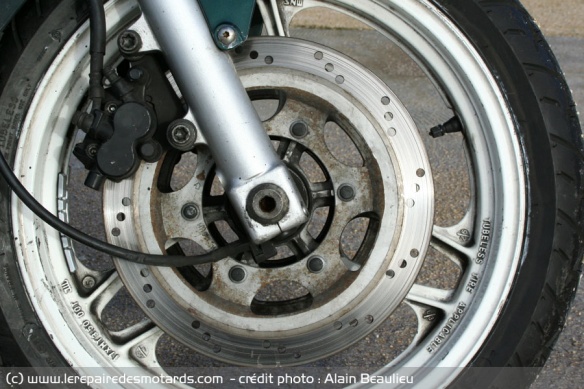 L'inefficacité du frein arrière est compensée par des disques de 296 mm à l'avant.
