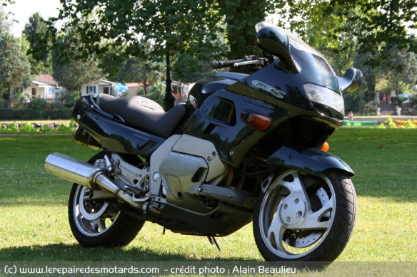 Mais où la fourche s'est-elle cachée ? Visuellement la GTS étonne toujours...