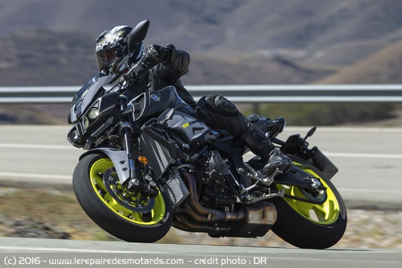 Yamaha MT-10 sur autoroute