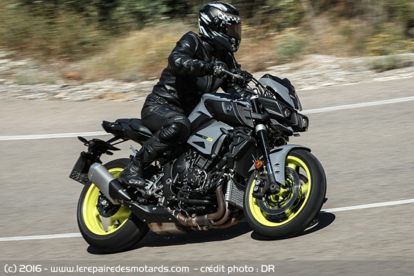 Yamaha MT-10 sur route