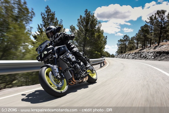 Yamaha MT10 sur route