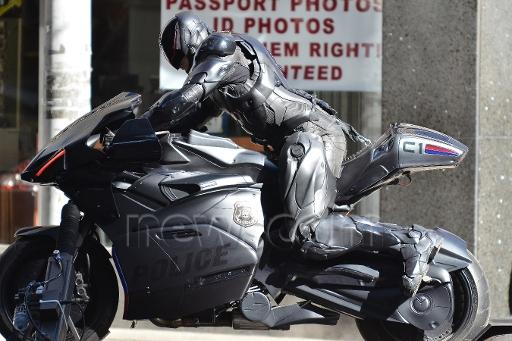 robocop_joel_kinnaman_aieur_moto_01.jpg