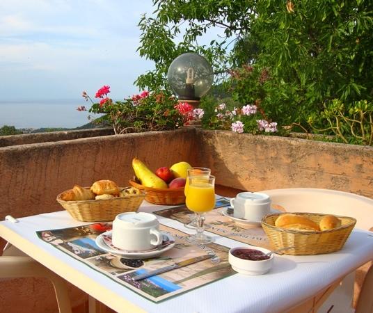 petit-dejeuner-sur-terrasse.jpg