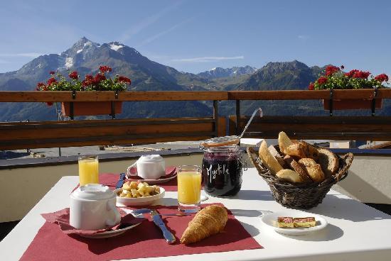 petit-dejeuner-en-terrasse.jpg