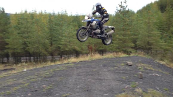 800px-R1200GS_jumping.png