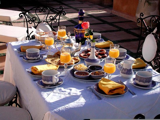 petit-dejeuner-terrasse.jpg