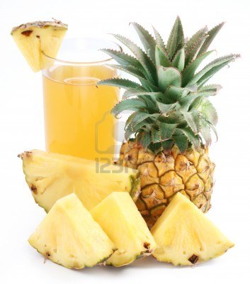 8296196-verre-plein-de-jus-d-39-ananas-et-de-fruits-frais-d-39-ananas-en-face1.jpg