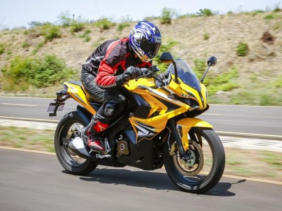 bajaj-pulsar-rs200-first-ride-zigwheels-07042015-g18_640x480.jpg