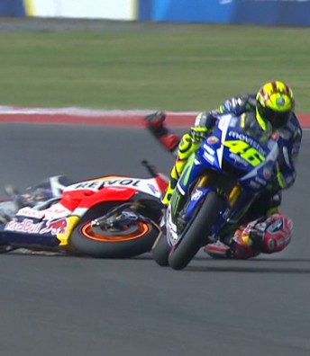 3001_03_2015_arg_motogp_race_marquezrossi_crash_0_crop_videopass_crop_1429473856.videopass_crop.jpg