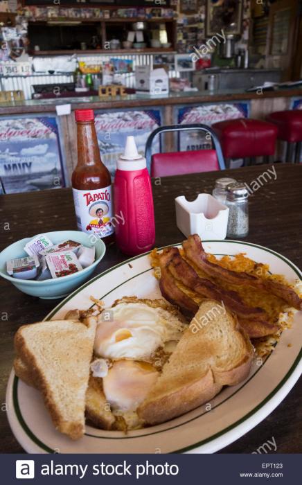 le-lard-et-les-oeufs-petit-dejeuner-a-bagdad-cafe-cafe-historique-sur-la-route-66-pres-de-barstow-california-usa-ept123.jpg