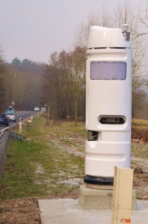 une-borne-pour-les-poids-lourds-et-non-un-radar-photo-raymond-schoch.jpg