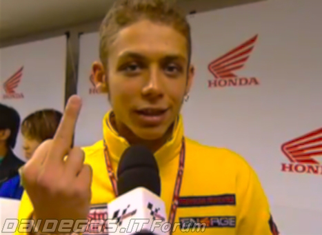 valentino-rossi-dito-medio.jpg