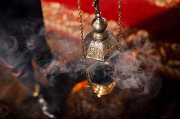 encensoir-du-pretre-est-accroche-vieux-mur-eglise-orthodoxe-encens-cuivre-charbon-brulant-interieur-service-dans-concept-eglise-orthodoxe-adoration_95401-1657.jpg