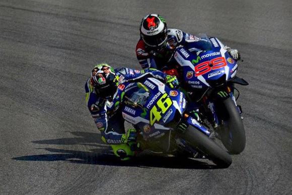 motogp-rossi-vs-lorenzo-profesional-musuh-bebuyutan-di-sirkuit-2016-09-24.jpg